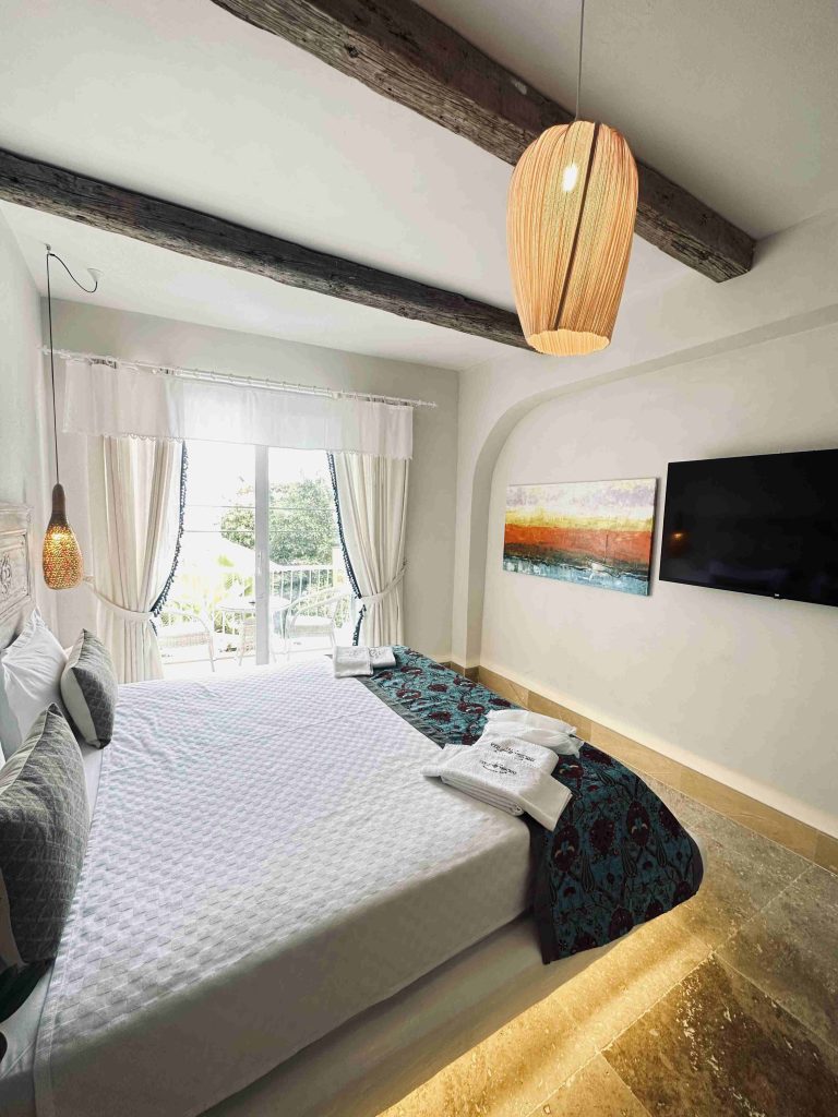 19 FINGER LIME DELUXE ROOM