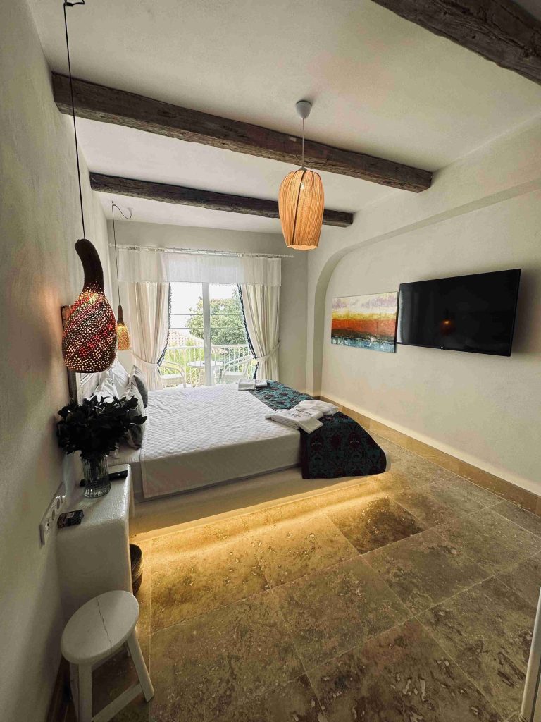 19 FINGER LIME DELUXE ROOM