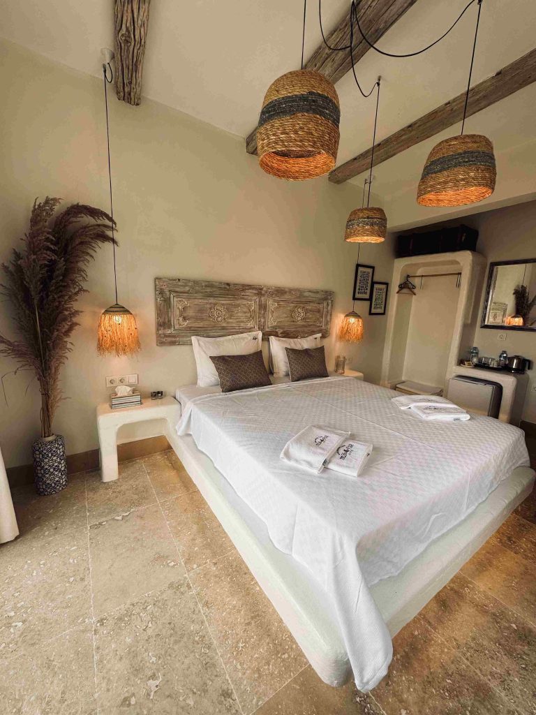 18 LIMEQUAT DELUXE ROOM