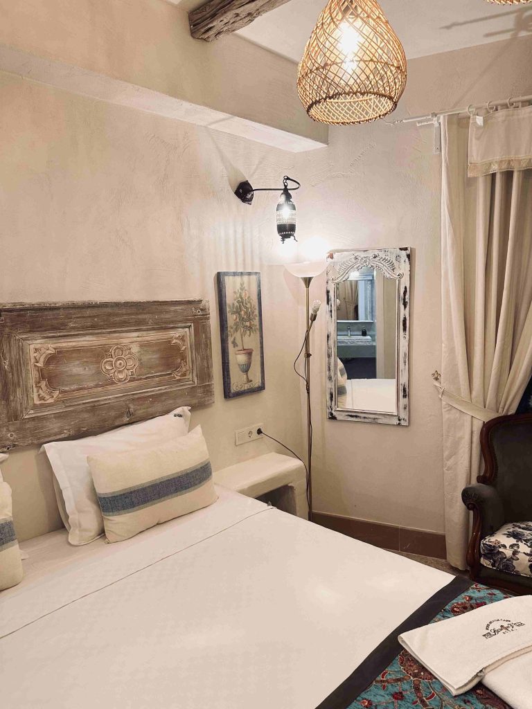 17 TANGOR DELUXE ROOM