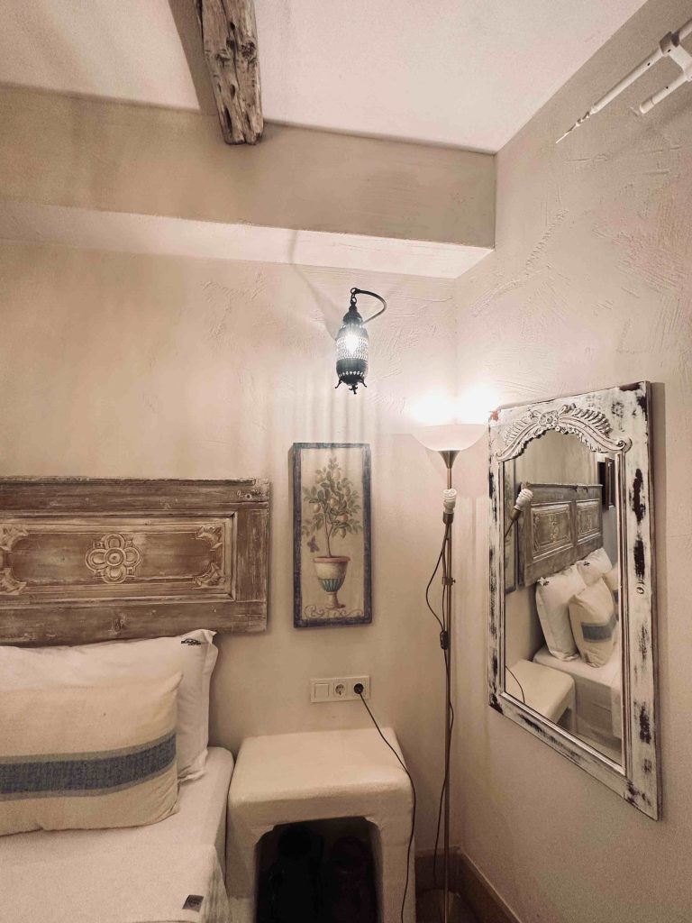 17 TANGOR DELUXE ROOM