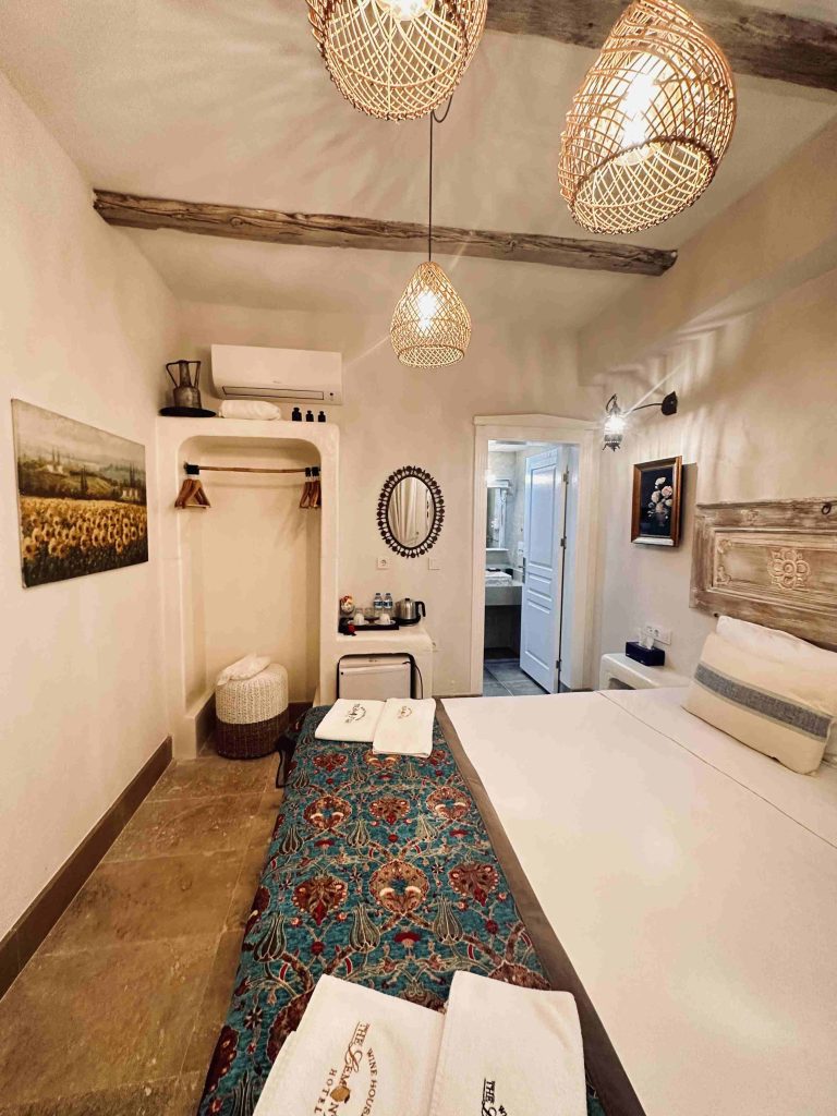 17 TANGOR DELUXE ROOM