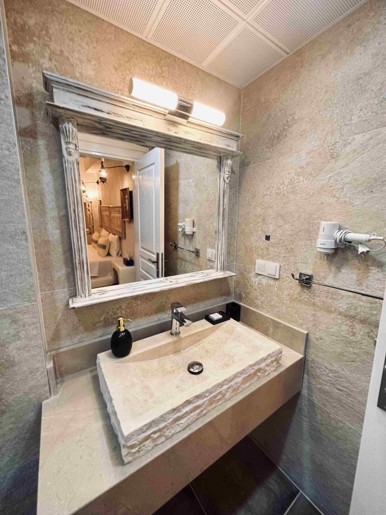 17 TANGOR DELUXE ROOM