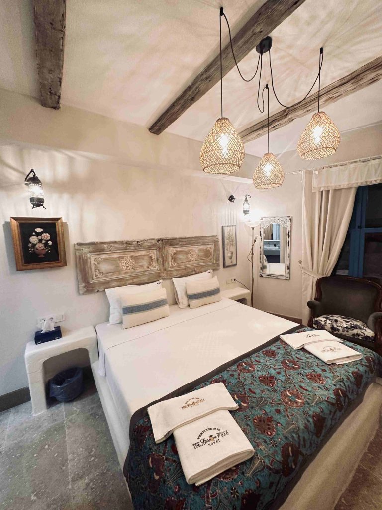 17 TANGOR DELUXE ROOM