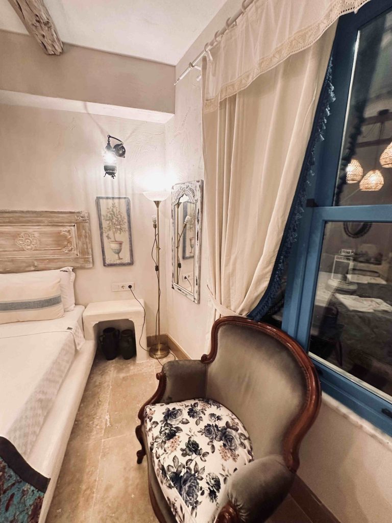17 TANGOR DELUXE ROOM