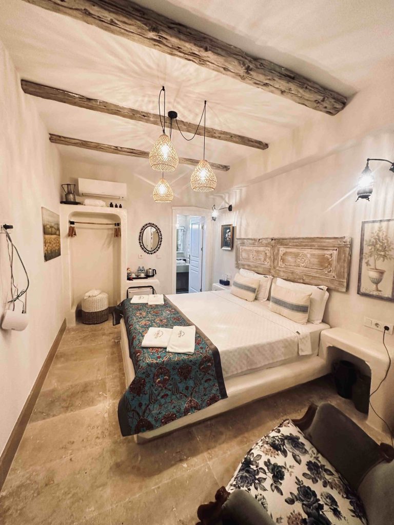 17 TANGOR DELUXE ROOM
