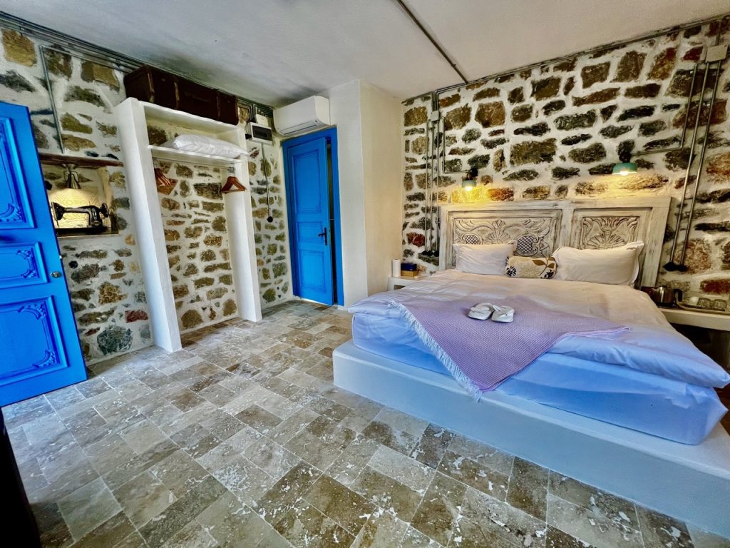 13 POMELO DELUXE ROOM