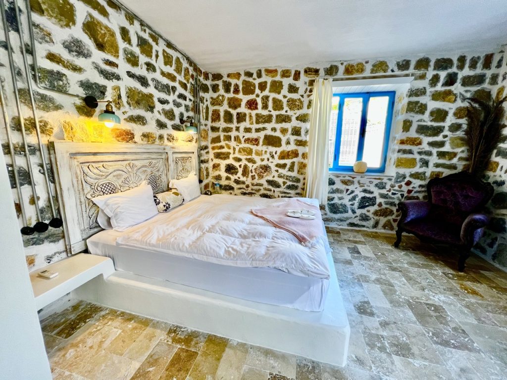 13 POMELO DELUXE ROOM