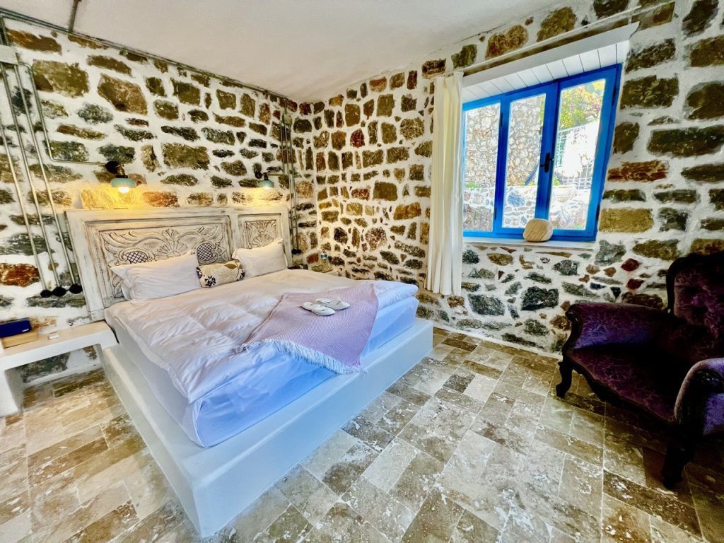 13 POMELO DELUXE ROOM