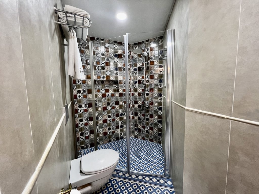 13 POMELO DELUXE ROOM