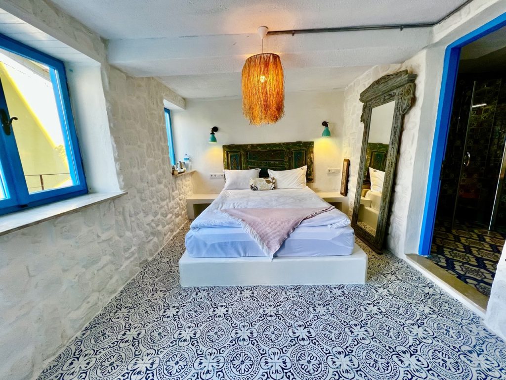 12 GRAPEFRUIT DELUXE ROOM