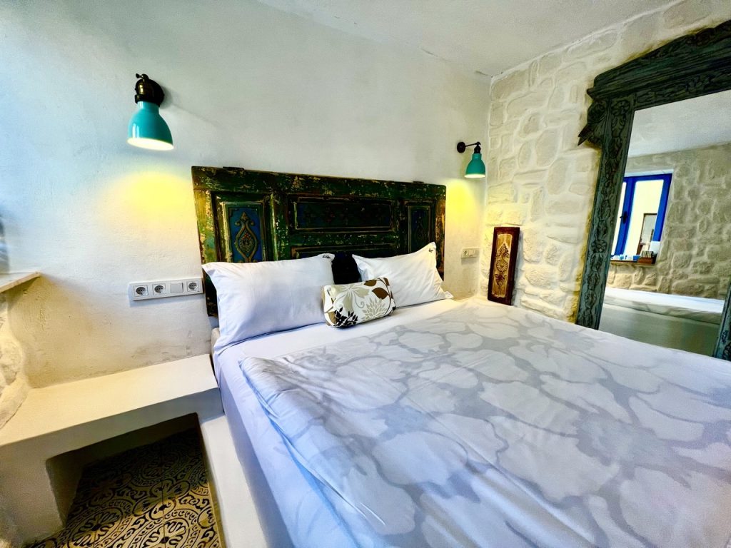 12 GRAPEFRUIT DELUXE ROOM