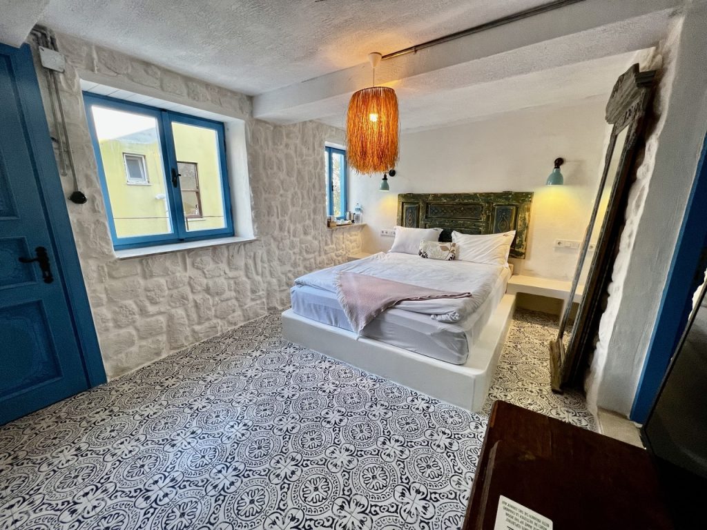 12 GRAPEFRUIT DELUXE ROOM