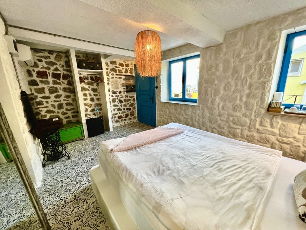 12 GRAPEFRUIT DELUXE ROOM