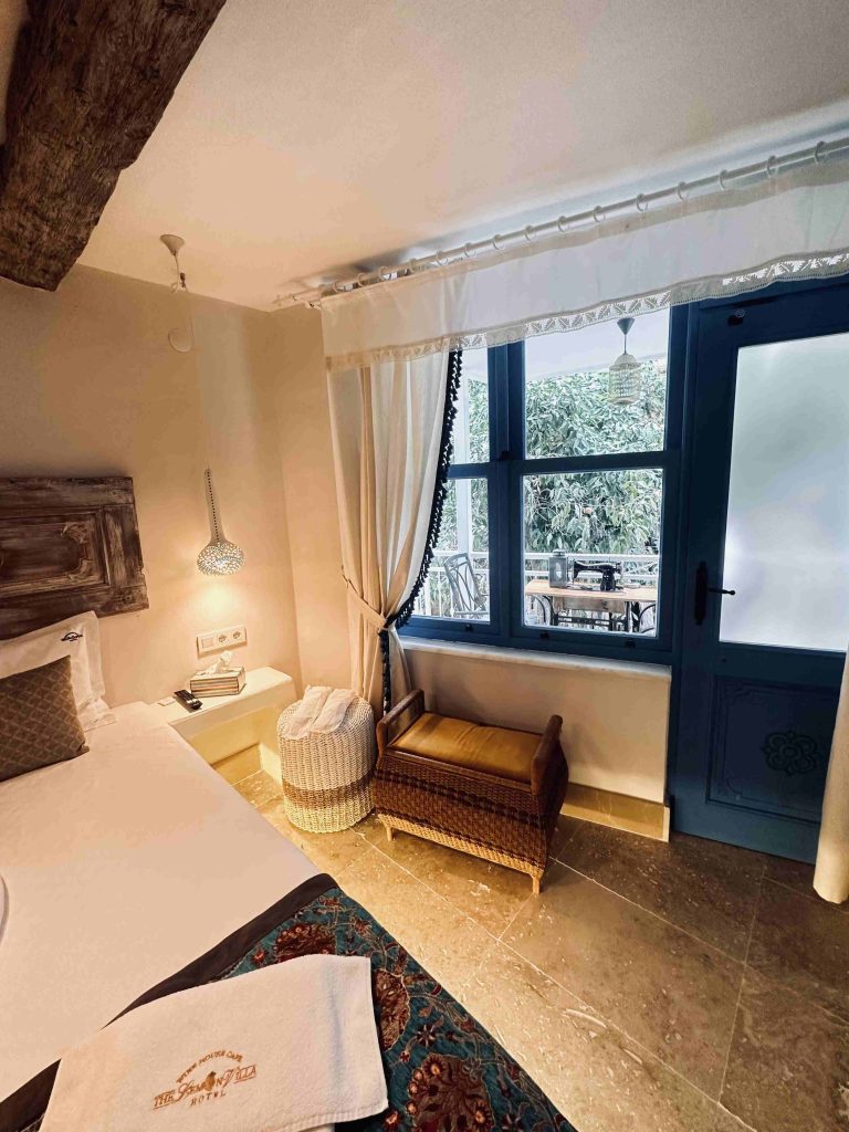 21 PINK LEMON DELUXE ROOM