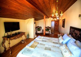 8 LEMON ROYAL SUIT ROOM