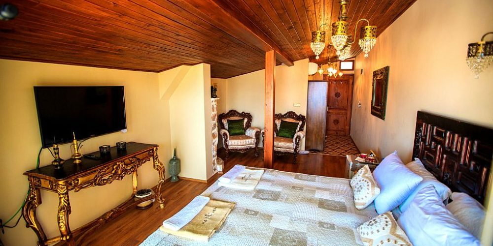 8 LEMON ROYAL SUIT ROOM