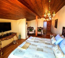 8 LEMON ROYAL SUIT ROOM