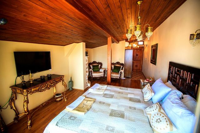 8 LEMON ROYAL SUIT ROOM